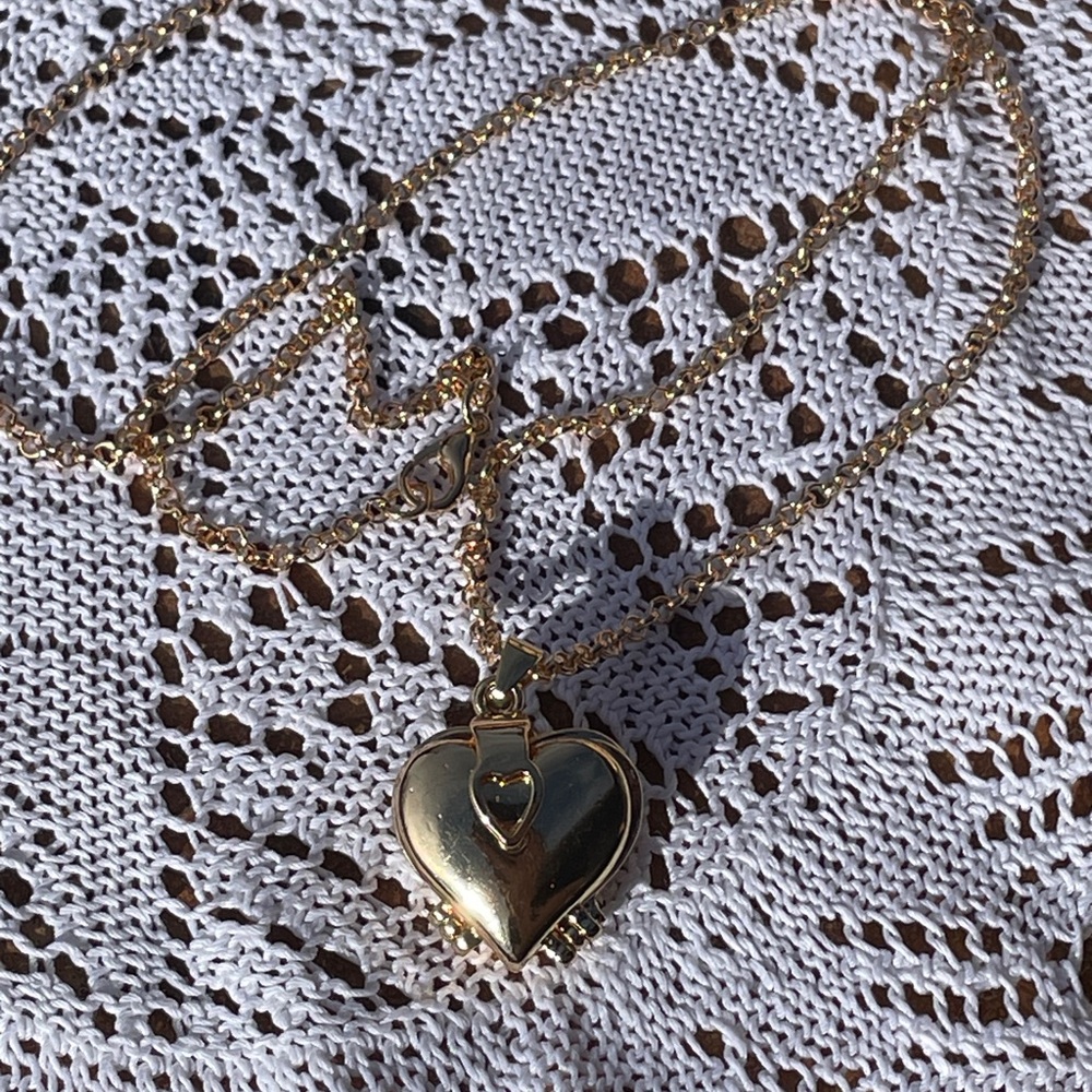 Golden Heart Locket Necklace flower shape fits 4 photos cool design gold gift - Picture 4 of 10